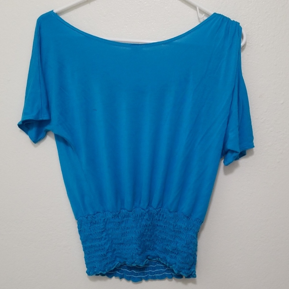 Brenda's peek-a-boo shoulder top - Picture 3 of 10
